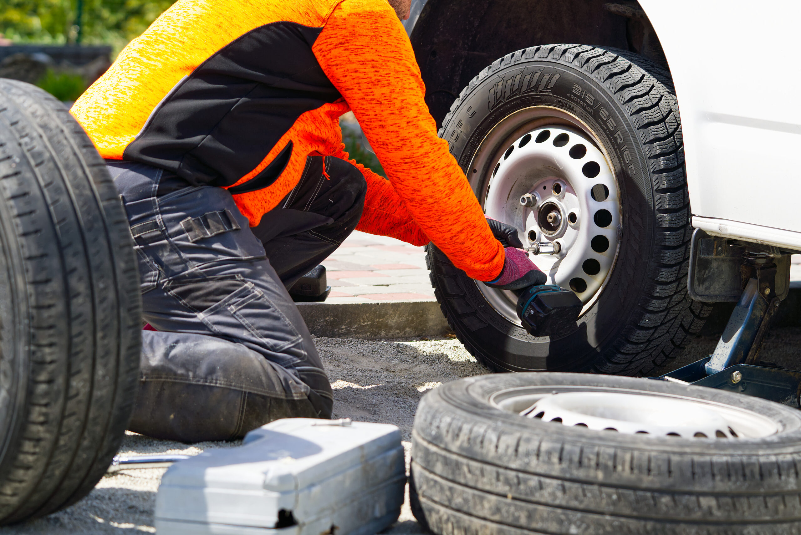 24/7 tire shop, flat tire repair, 24 hour tire service, roadside assistance, emergency tire service